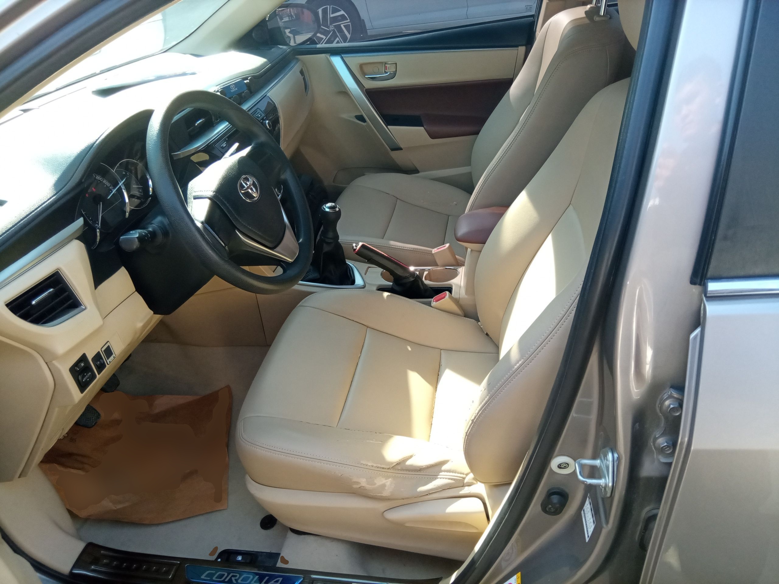 المقاعد الأمامية داخل السيارة