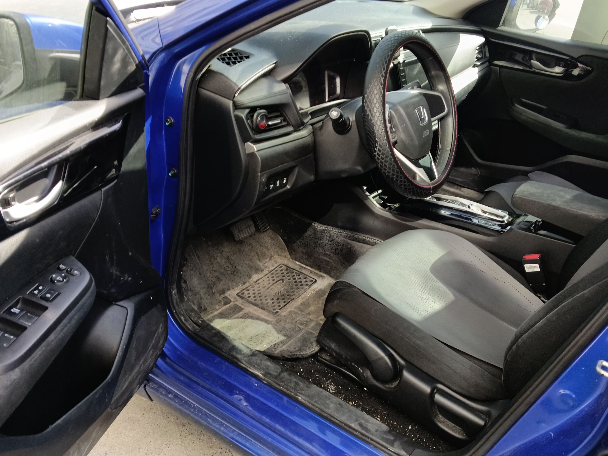 Переднее сиденье в автомобиле