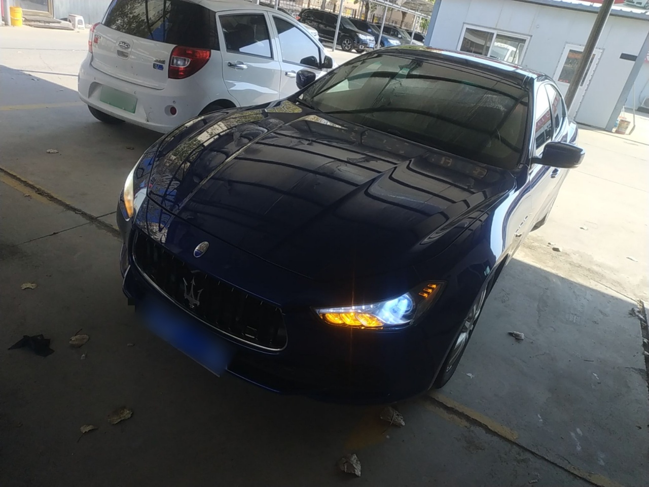 تحت مقدمة السيارة