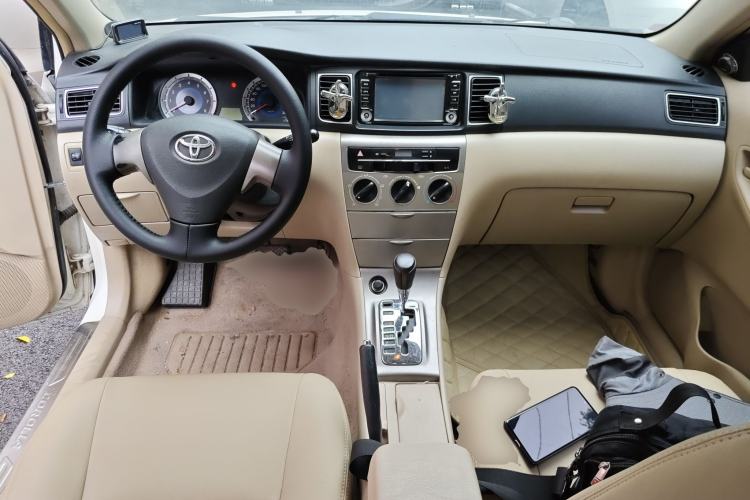 Used Toyota Corolla EX 2013 1.6L Automatic Excellence Edition Center Console