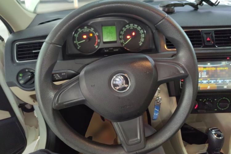 Used Skoda Rapid 2015 1.6L Automatic Smart Selection Model
