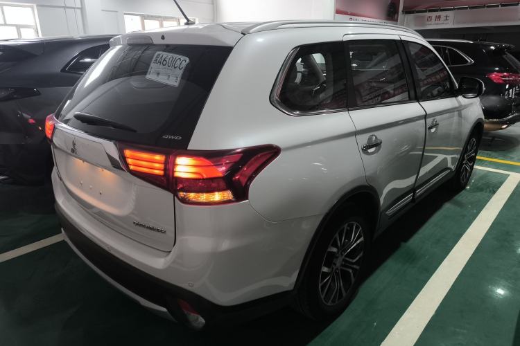 Used Mitsubishi Outlander 2016 2.4L 4x4 Elite Edition 5 Seats Right Rear Taillight