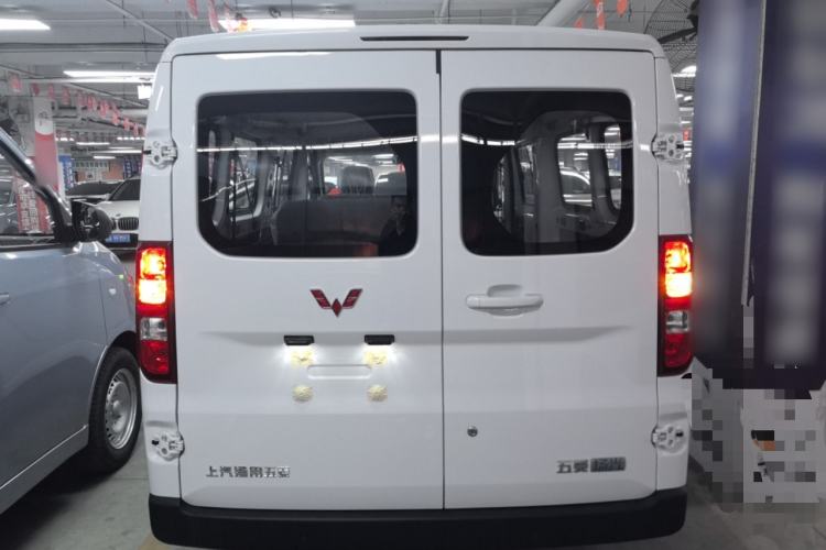 Used Wuling Yangguang 2024 300KM Comfort Version Passenger Van 75kW
