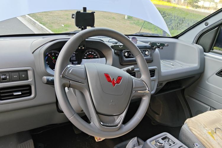 Used Wuling Yangguang 2024 300KM Comfort Version Passenger Van 75kW Steering Wheel