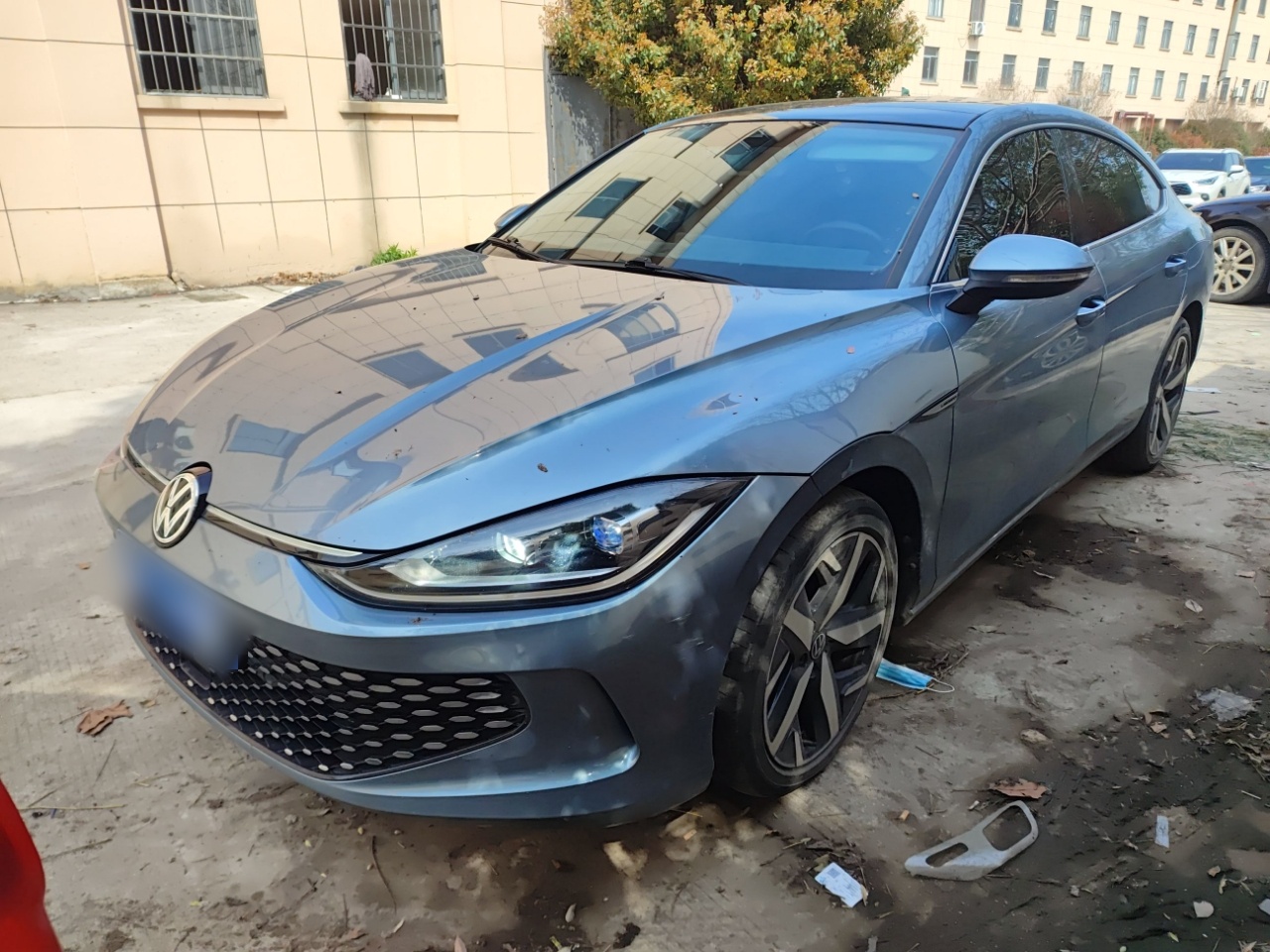 Под передней частью автомобиля