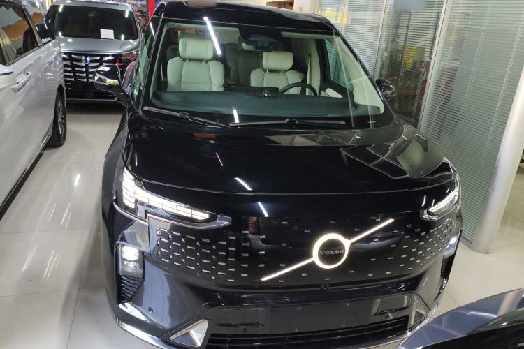 Used Volvo EM90 2025 Ultra Six-Seater Front