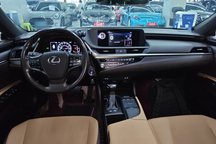 Used Lexus ES 2020 300h Premier Edition Center Console