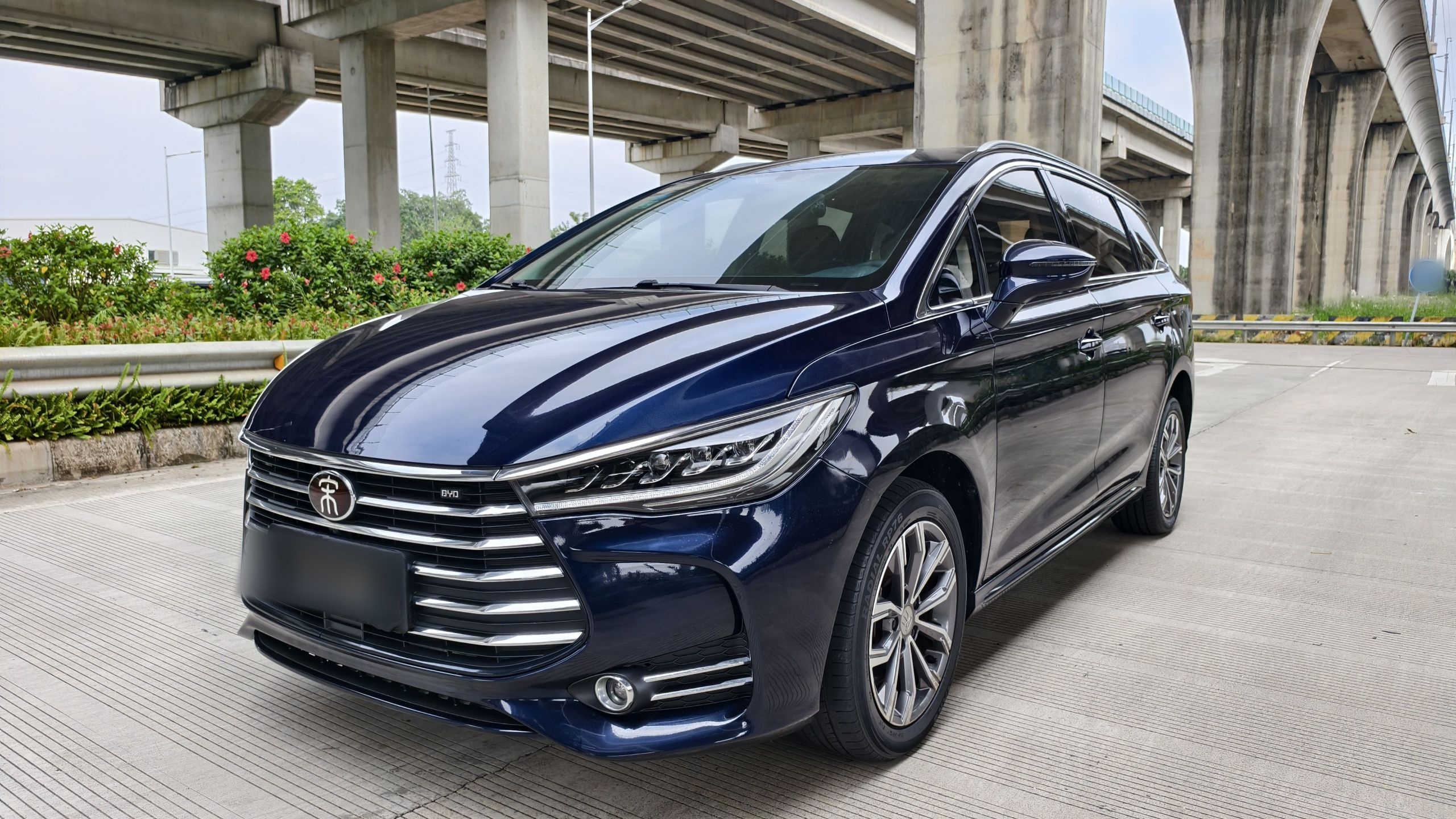 Под передней частью автомобиля