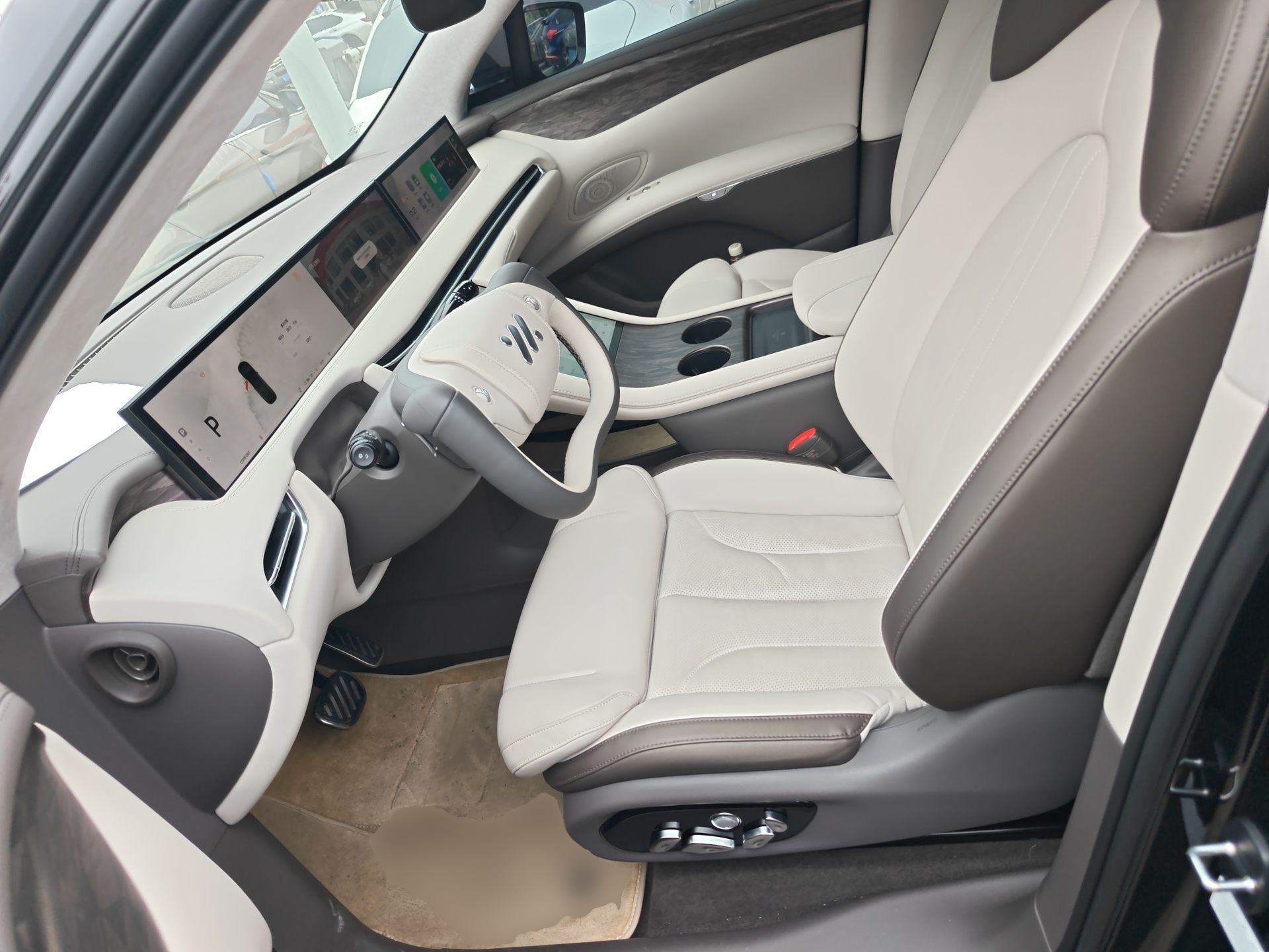 Переднее сиденье в автомобиле