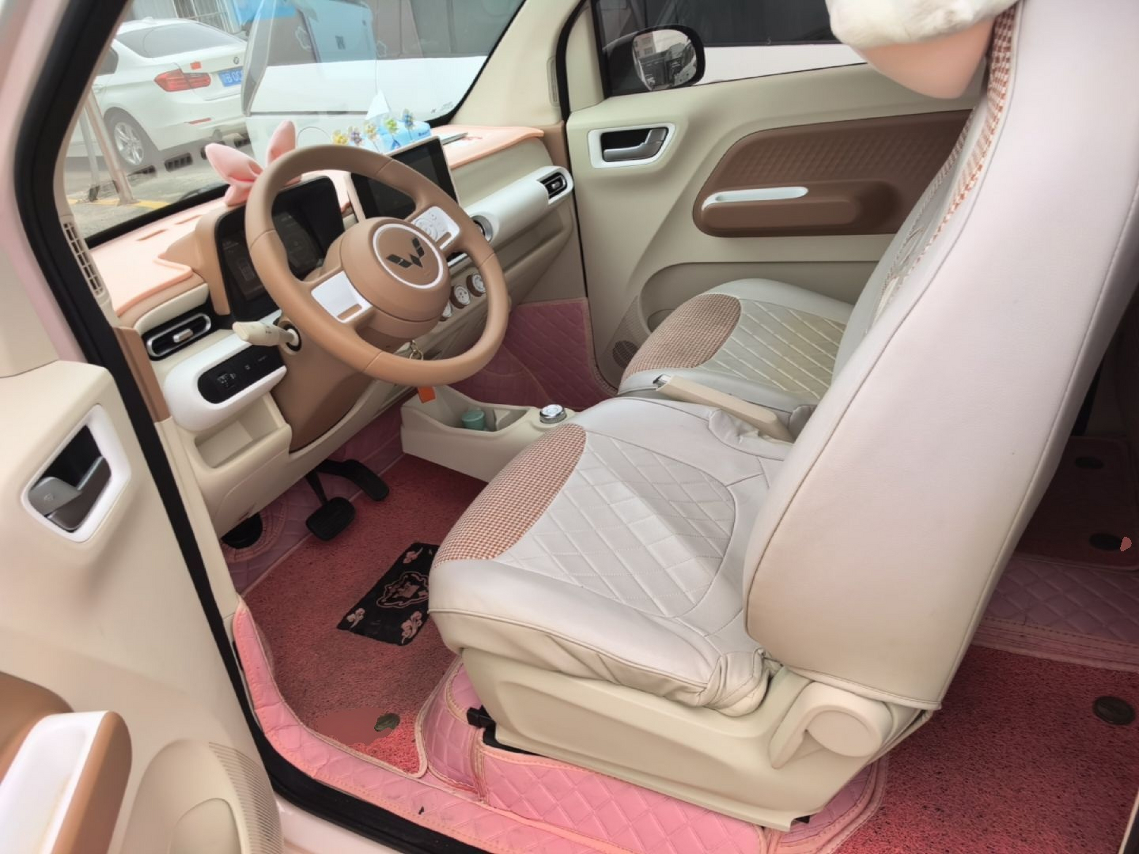 المقاعد الأمامية داخل السيارة