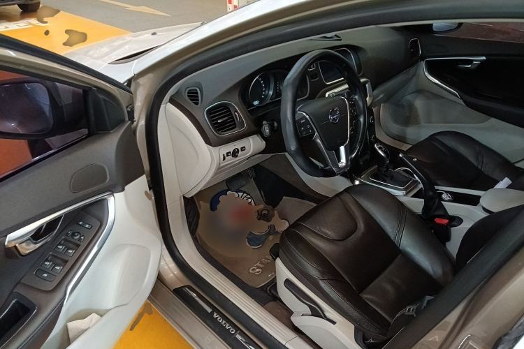 Used Volvo V40 2015 1.6T Zhiyi Edition Driver Seat