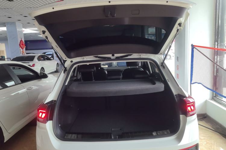 Used Volkswagen T-ROC 2019 230TSI DSG Two-Wheel-Drive Advanced Version China VI Standard Trunk