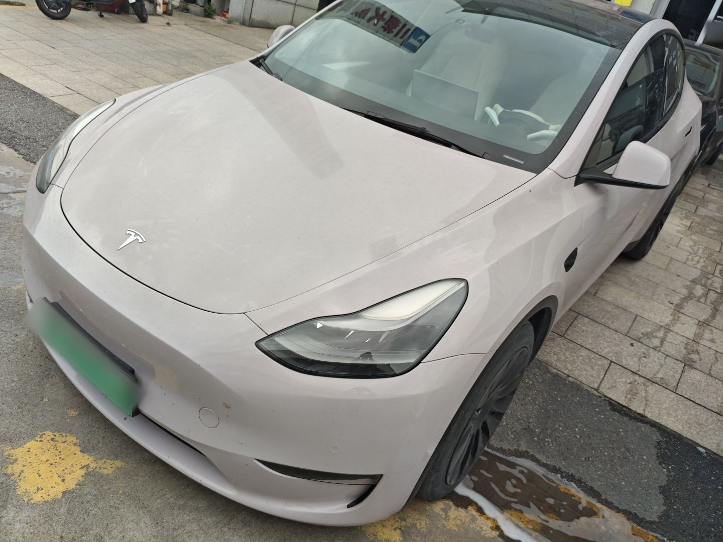 تحت مقدمة السيارة