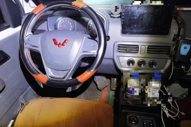 Used Wuling Yangguang 2024 300km Comfort-Grade Passenger Van 60kW
