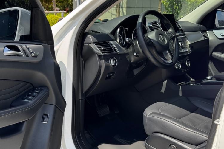 Used Mercedes-Benz GLE Coupe 2017 GLE 320 4MATIC Coupe SUV Interior 6