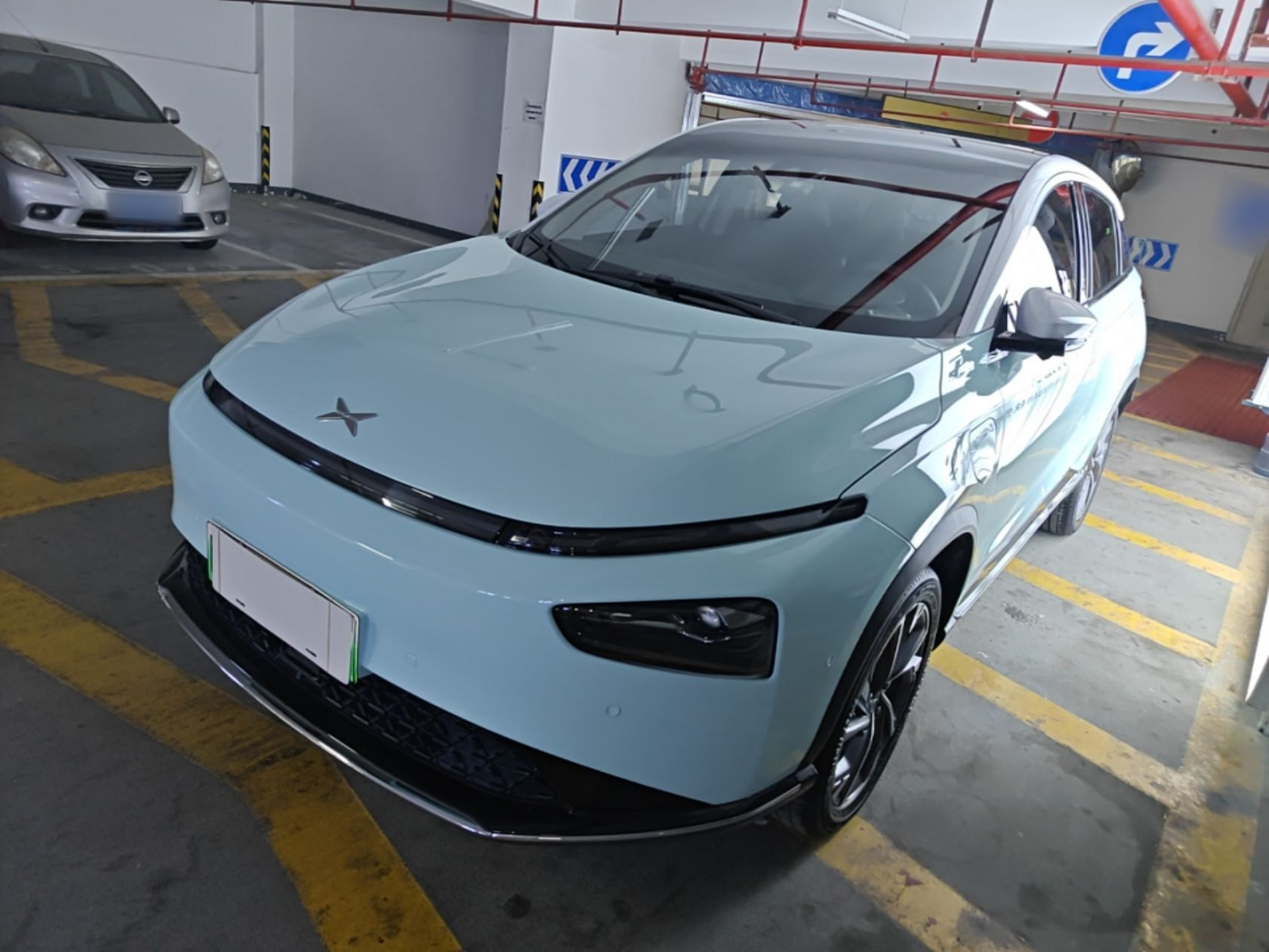 Под передней частью автомобиля