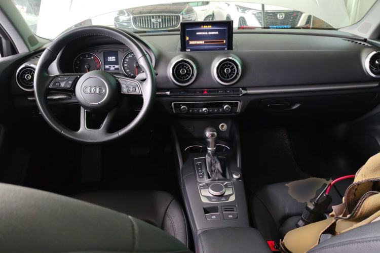 Used Audi A3 2017 Limousine 35 TFSI Style Edition Center Console