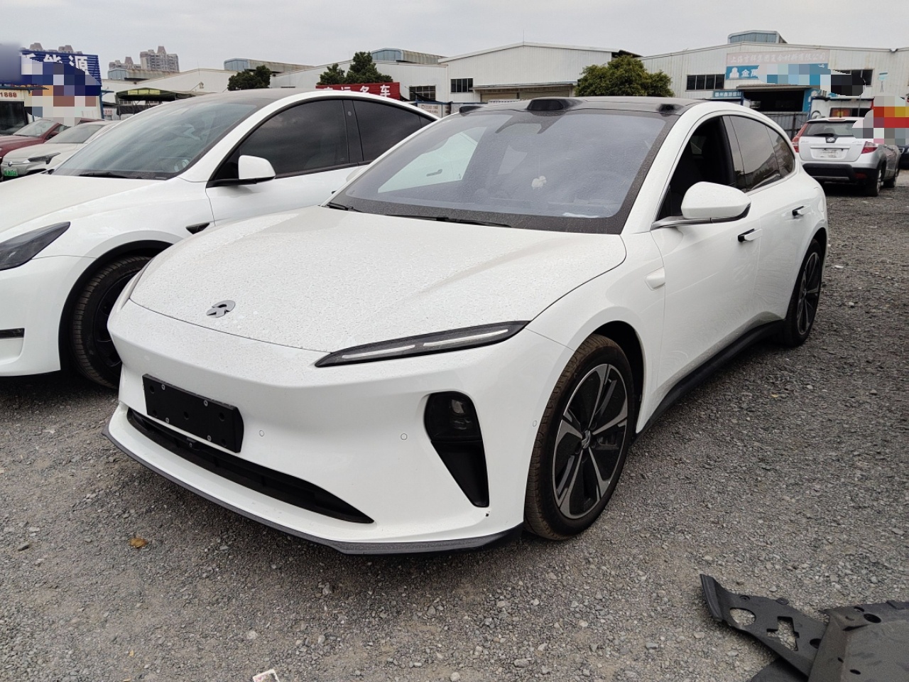 Под передней частью автомобиля