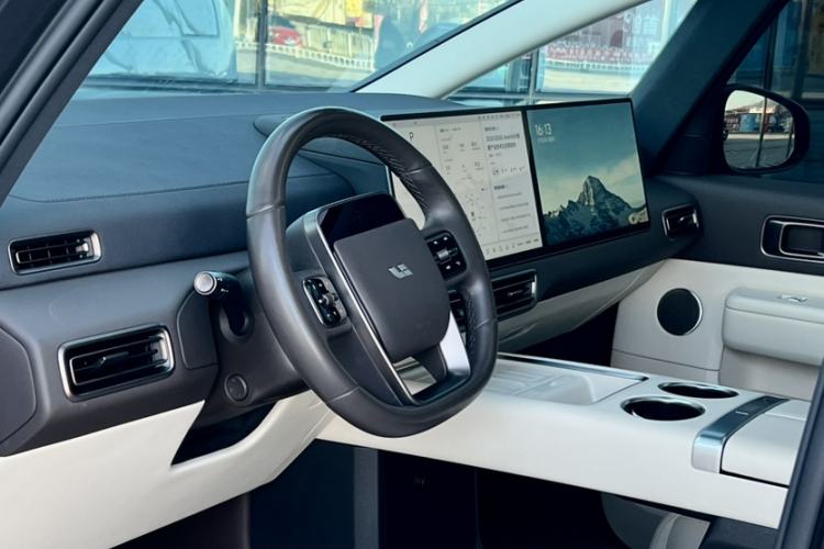 Used Li Auto MEGA 2024 Ultra Model
