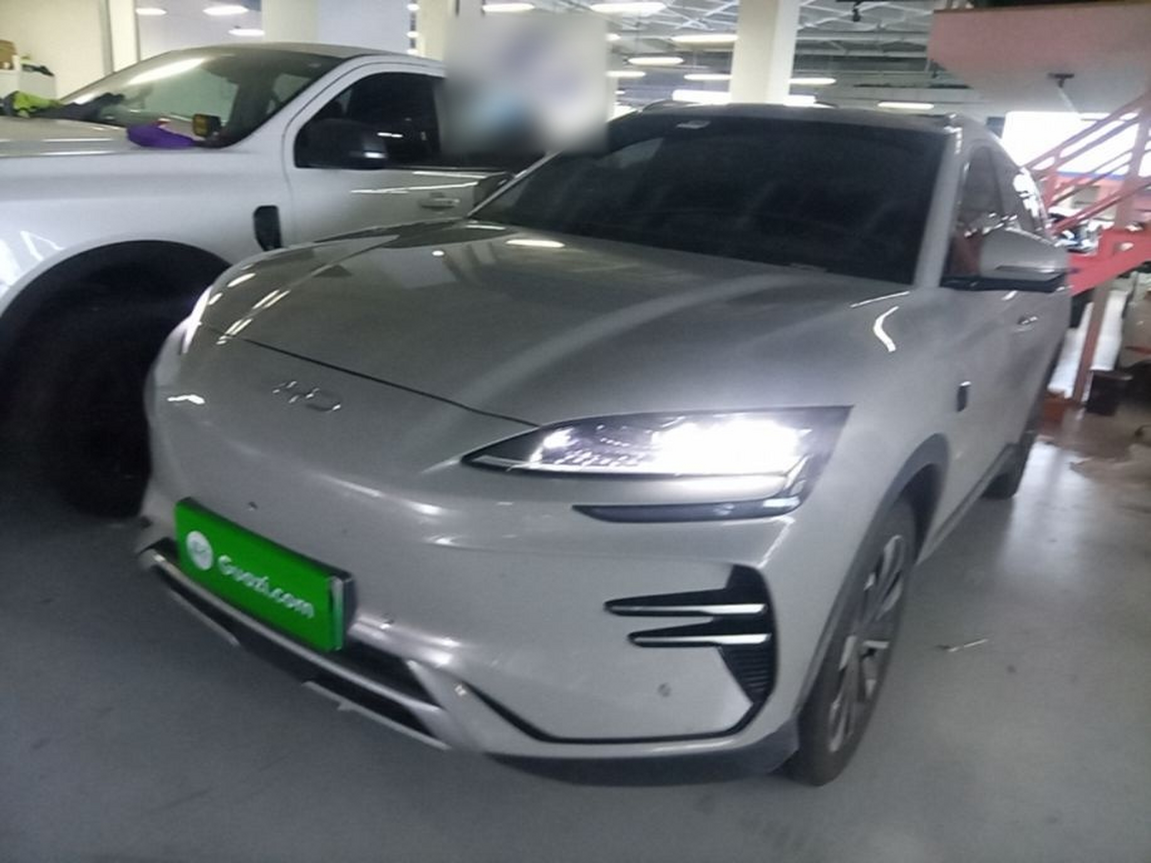 Под передней частью автомобиля