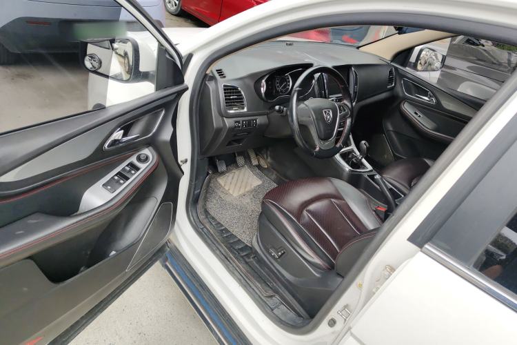 Used Baojun 560 2015 1.8L manual luxury version Driver Seat