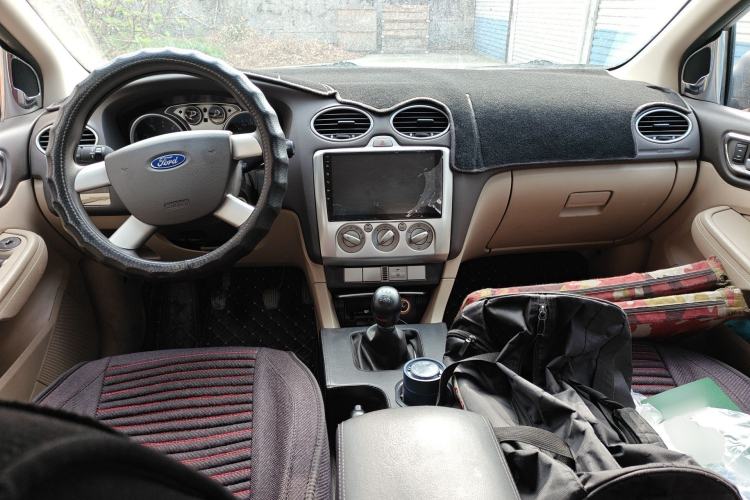 Used Ford Focus 2013 Sedan Classic 1.8L Manual Base Model Center Console