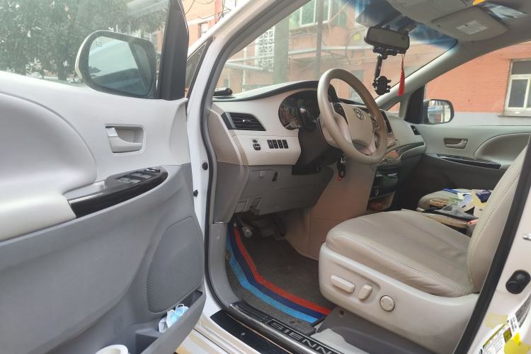 Used Toyota SIENNA 