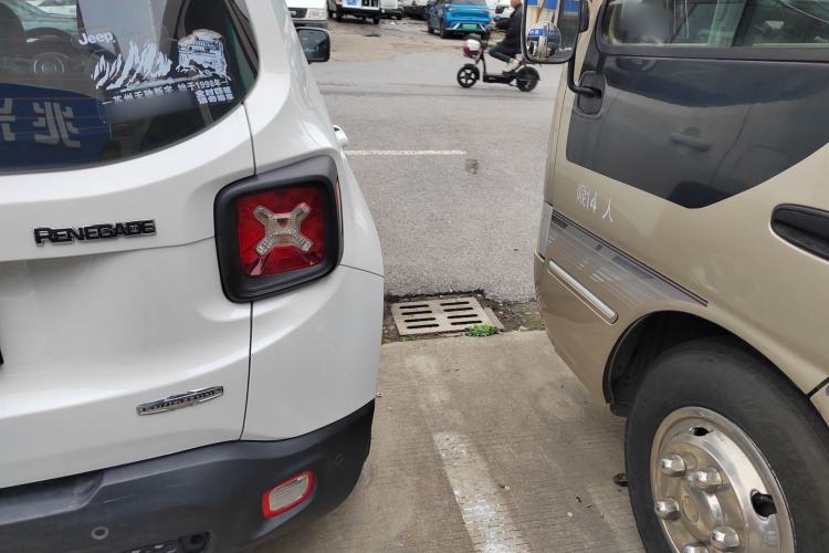 Used Jeep Renegade 2017 180T Automatic High-Energy Version Exterior 2