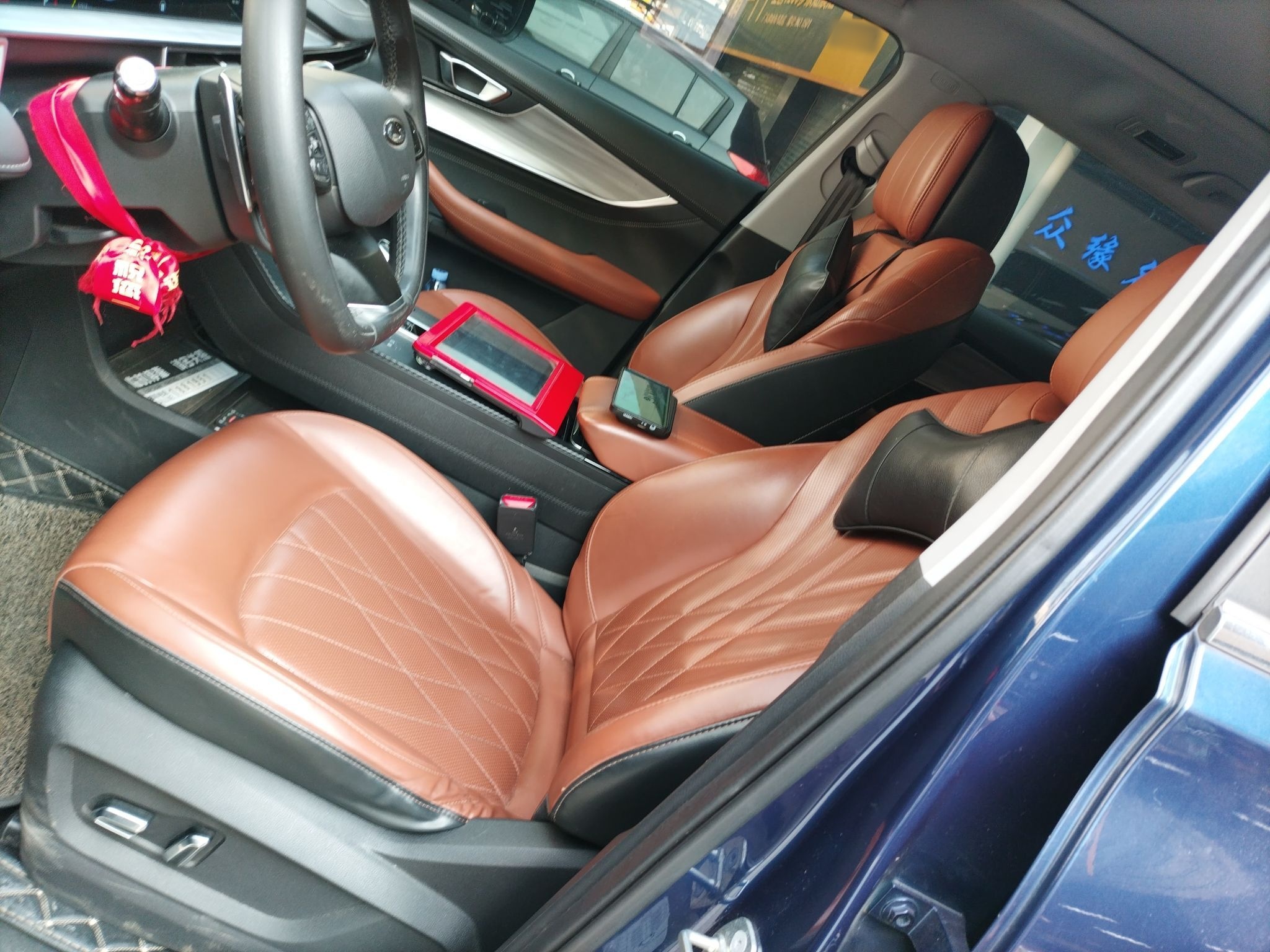 المقاعد الأمامية داخل السيارة