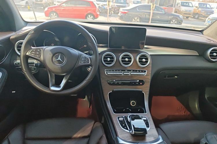 Used Mercedes-Benz GLC 2016 GLC 300 4MATIC Dynamic Model Center Console