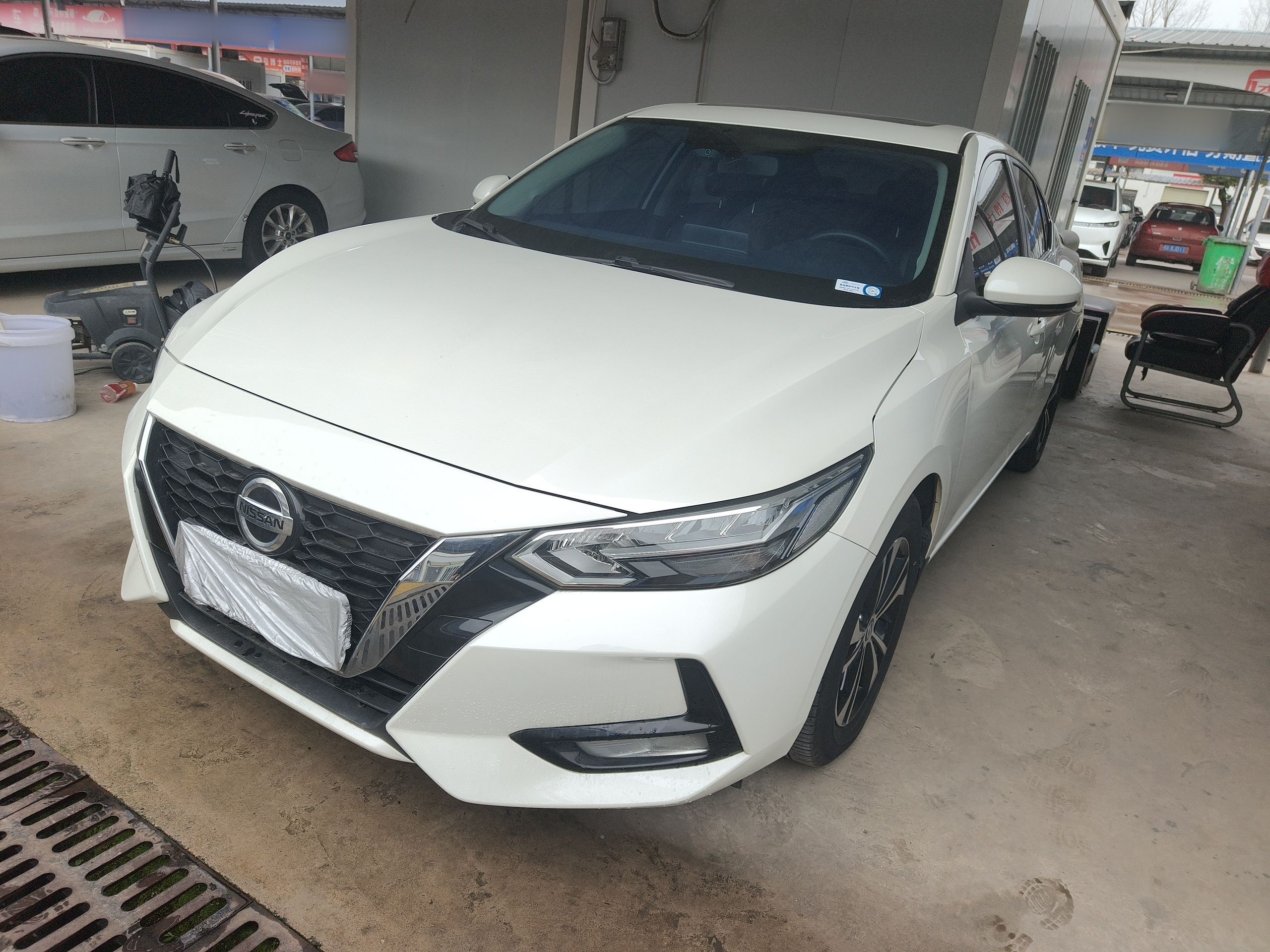 Под передней частью автомобиля