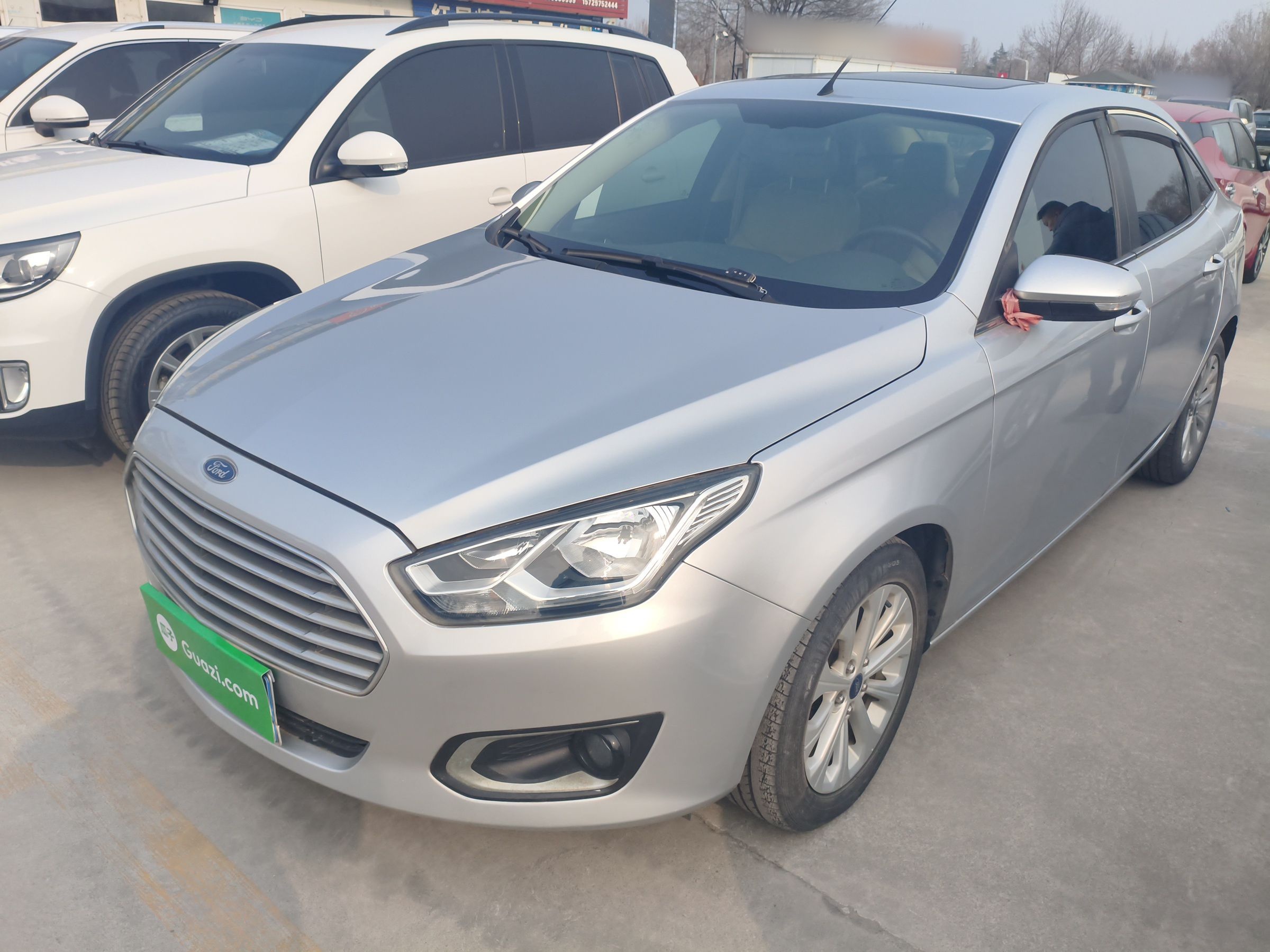 تحت مقدمة السيارة