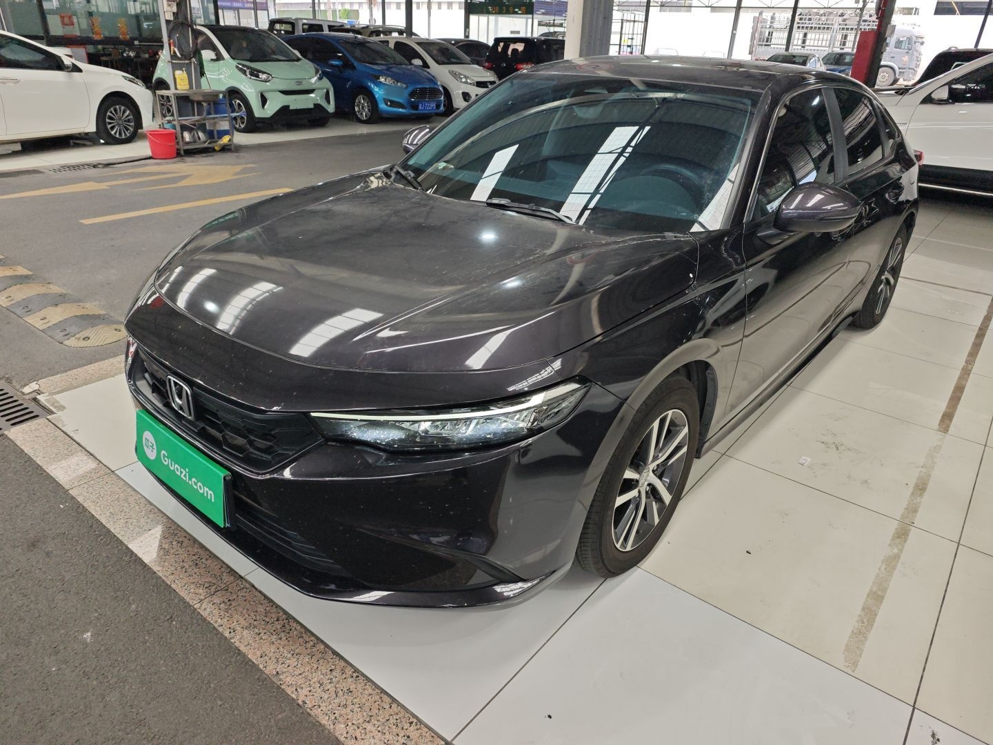 تحت مقدمة السيارة