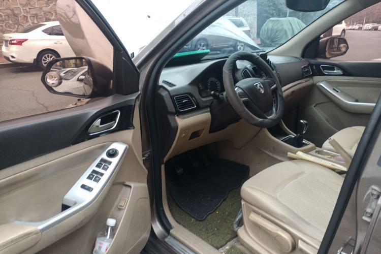 Used Baojun 730 2014 1.5L manual standard trim 7 seats
