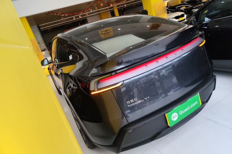 Used Tesla Model Y 2025 Long-Range All-Wheel-Drive Version
