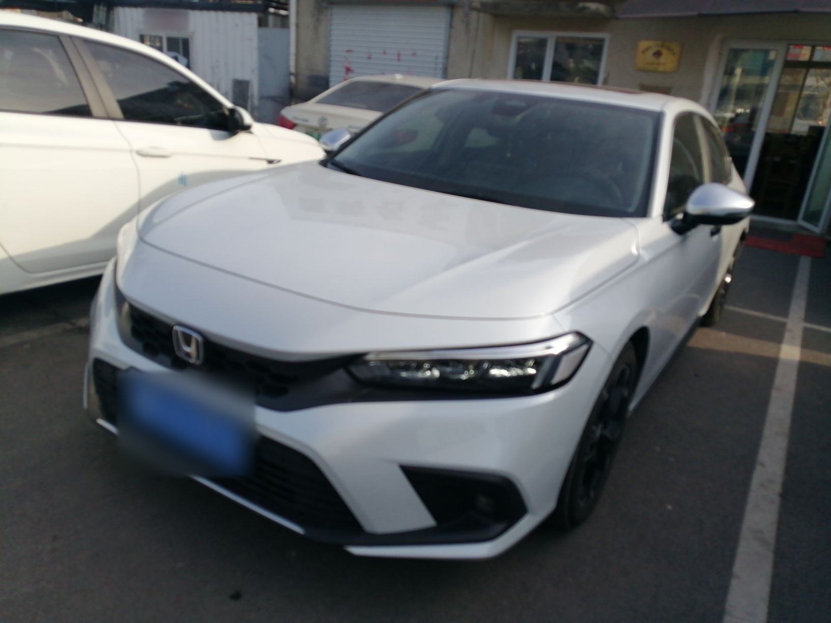 Под передней частью автомобиля