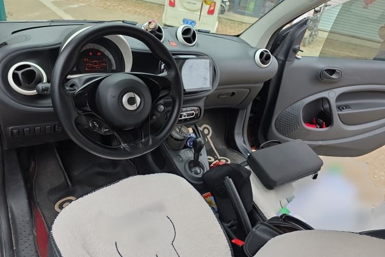 Used smart fortwo 2015 1.0L 52 kW hardtop Dynamic version Center Console