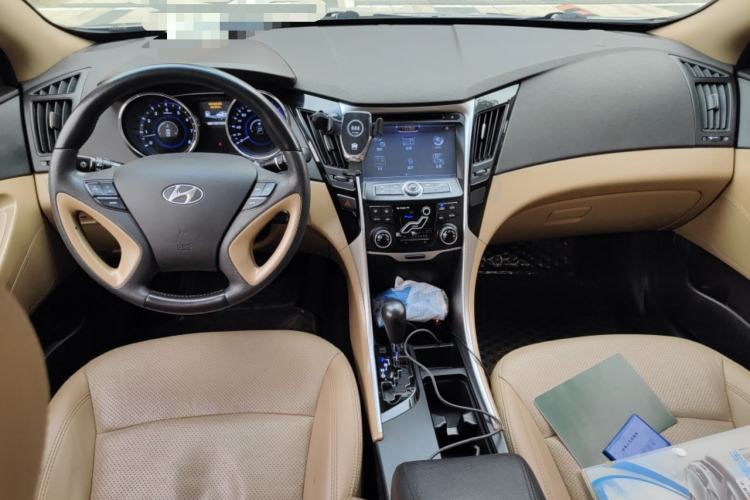 Used Hyundai Sonata 2011 2.0L Automatic Leading Edition Center Console