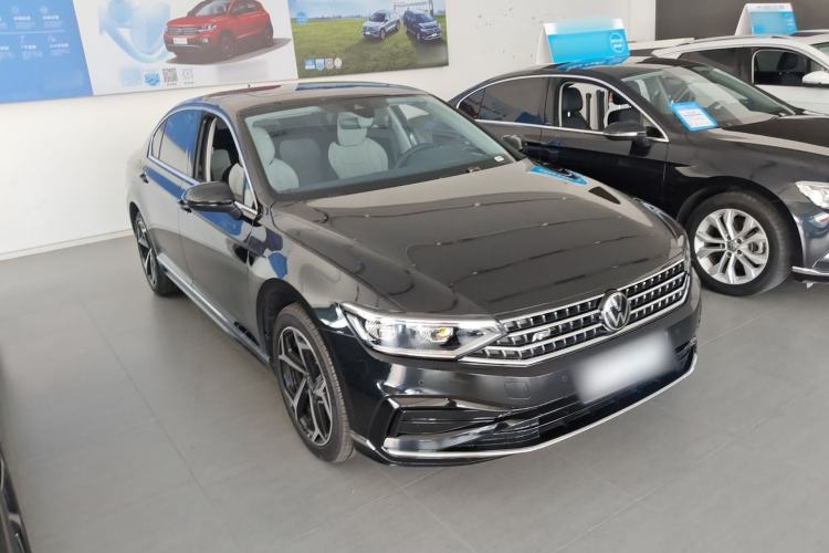 Used Volkswagen Magotan 2026 30 Million Vehicles Selected Model 380TSI DSG Luxury Edition Front Right 45 Deg