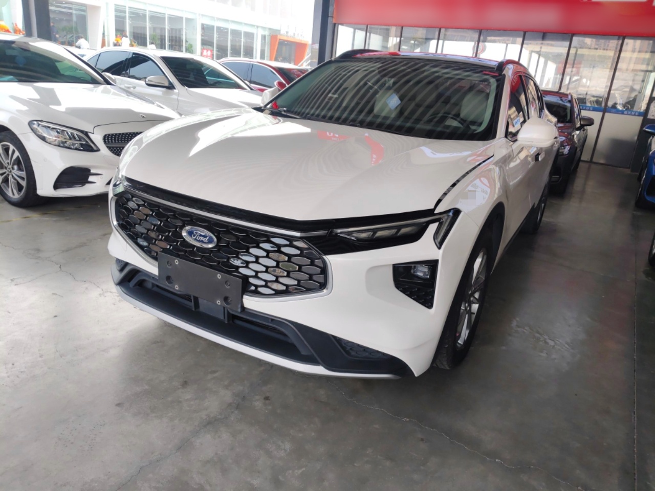 تحت مقدمة السيارة