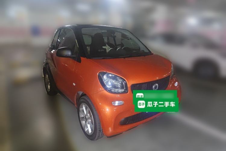 Used smart fortwo 2015 1.0L 52 kW hardtop Dynamic version Front Right 45 Deg