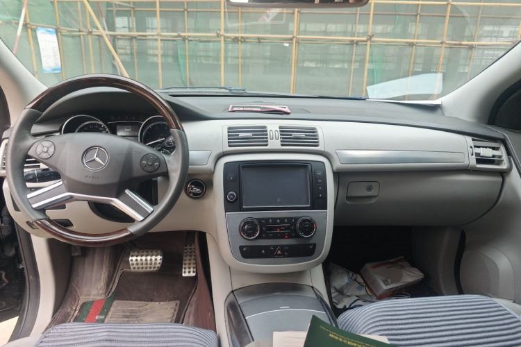 Used Mercedes-Benz R-Class 2015 R 320 4MATIC Luxury Model Center Console