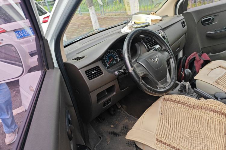 Used Wuling Rongguang V 2015 1.5L Standard Version
