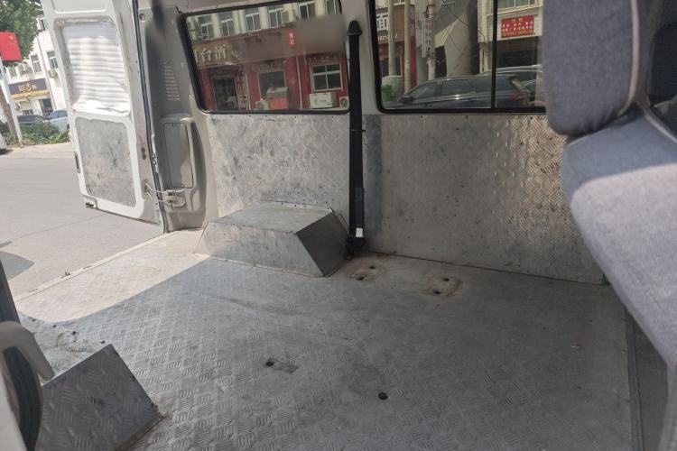 Used Iveco Daily 2021 2.5T A35 M1 Passenger Van 5-9 Seater Short Wheelbase Mid-Roof Design Dual Tires Manual Doors
