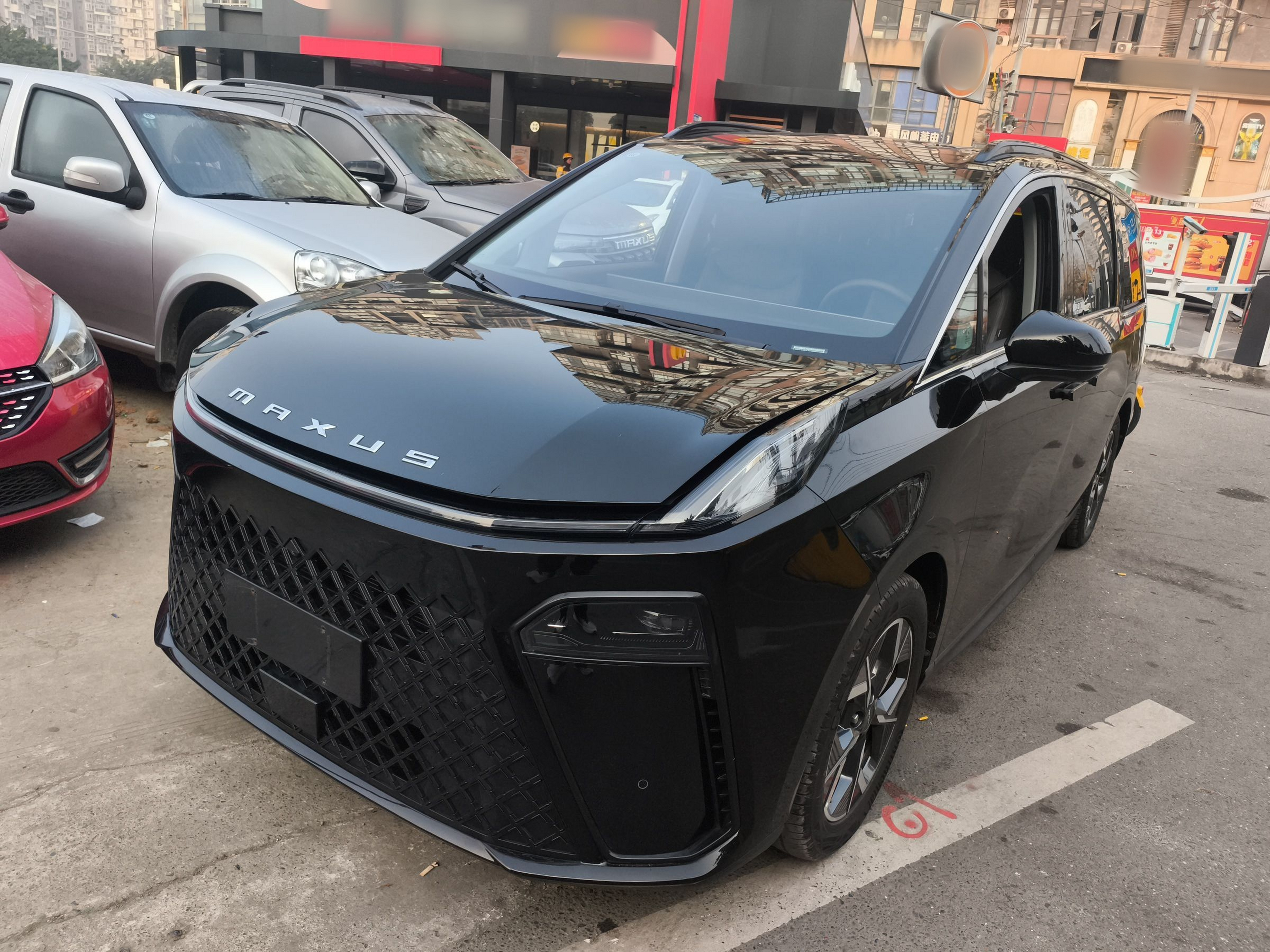 تحت مقدمة السيارة