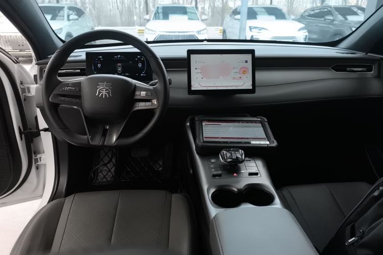 Used BYD Qin PLUS 2025 DM-i Smart Drive 55KM Leading Model Center Console