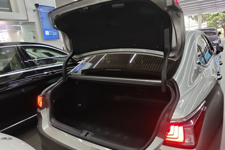 Used Lexus ES 2020 300h Premier Edition Trunk