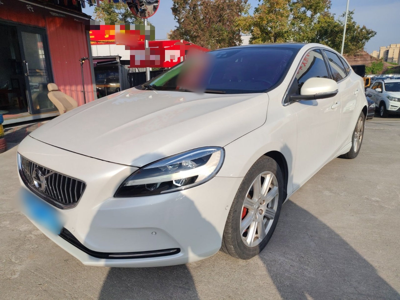 تحت مقدمة السيارة