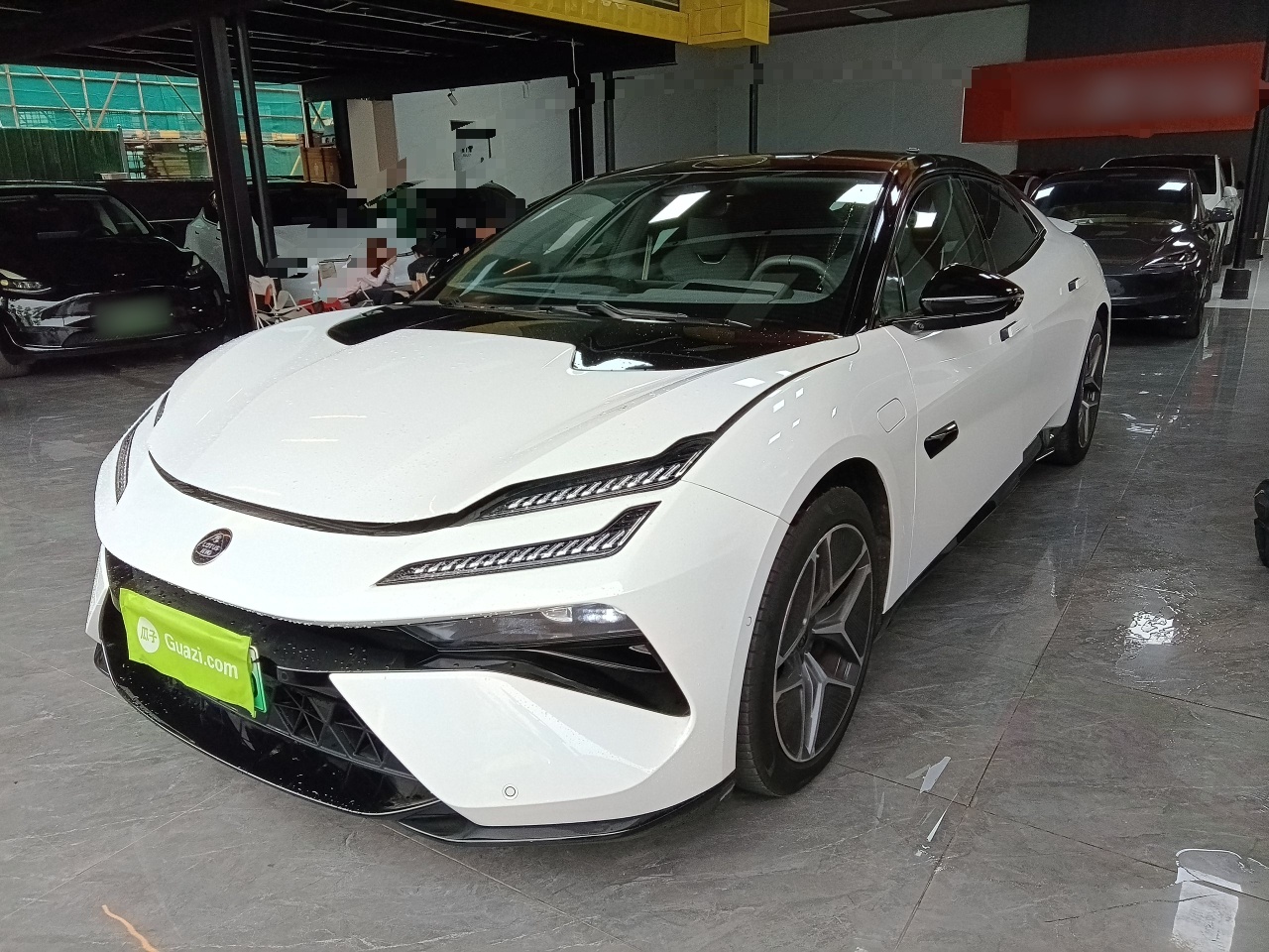 تحت مقدمة السيارة