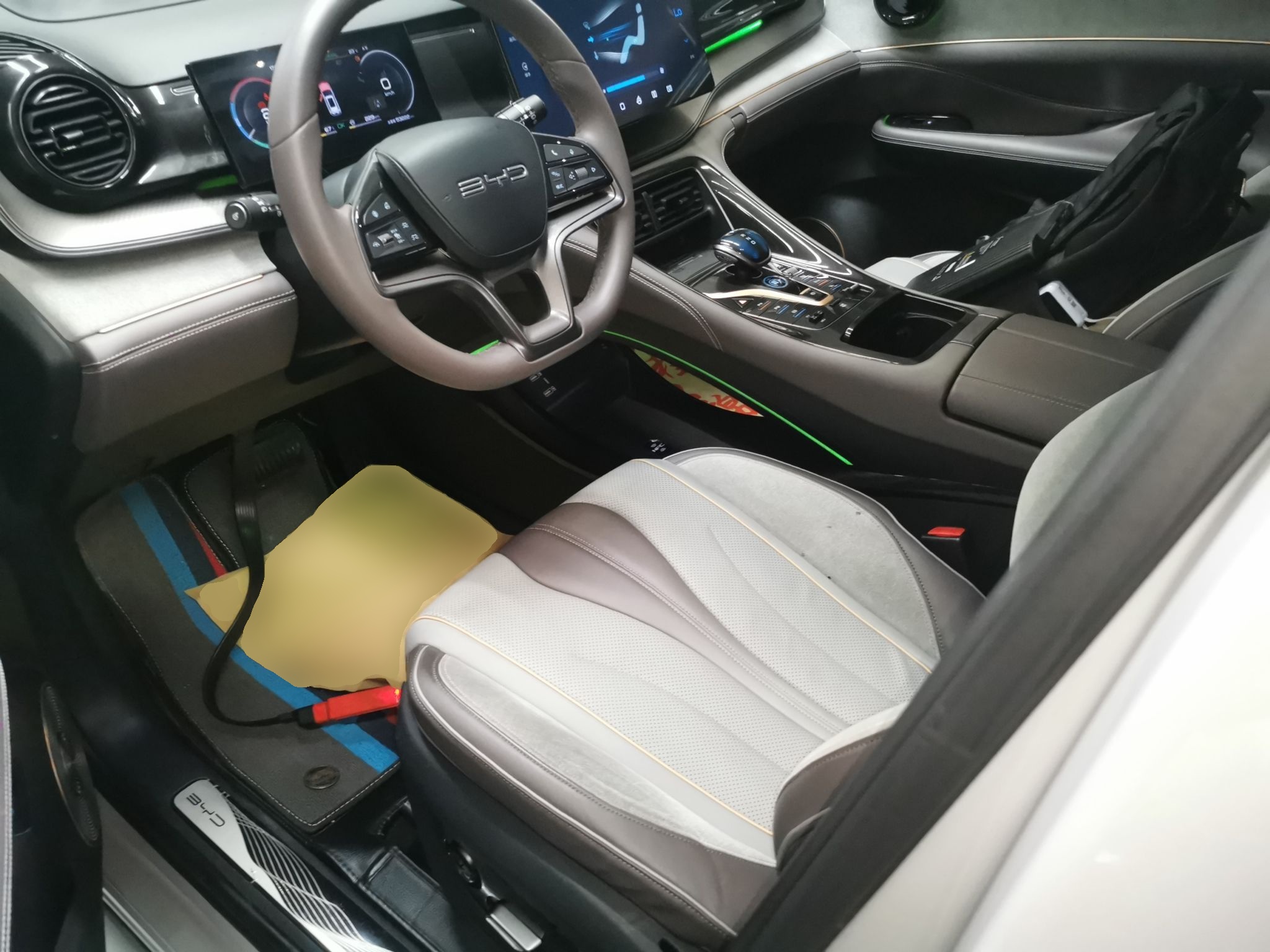 المقاعد الأمامية داخل السيارة